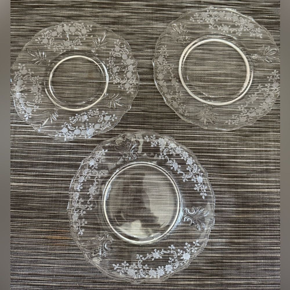 Elegant Clear Glass Dinner Plates - Picture 2 of 7